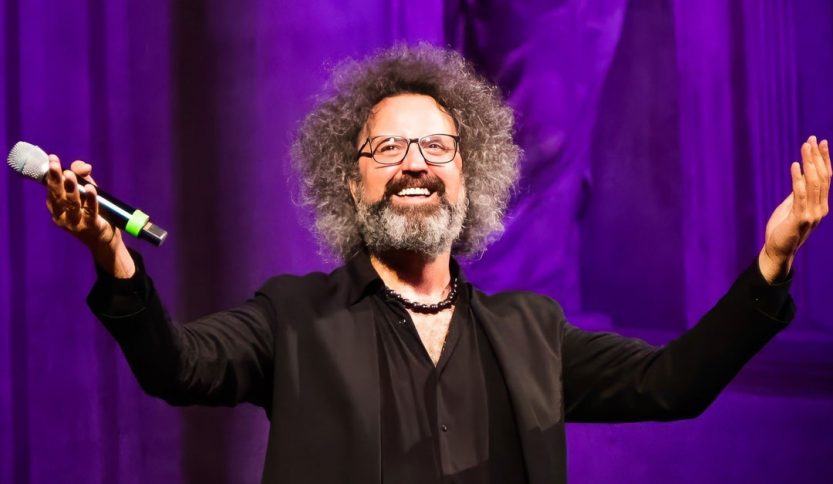 Simone Cristicchi durante un concerto