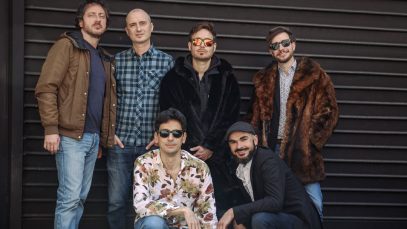 Valerio Lundini e i Vazzanikki su sfondo nero