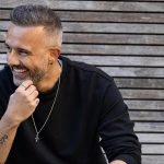 Beppe Stanco su una panchina a New York