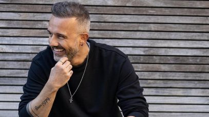 Beppe Stanco su una panchina a New York