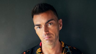 Gabry Ponte con sfondo scuro