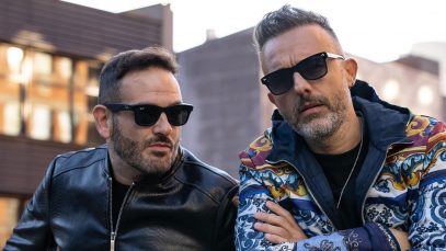 Cesare Rascel e Beppe Stanco con palazzi sullo sfondo