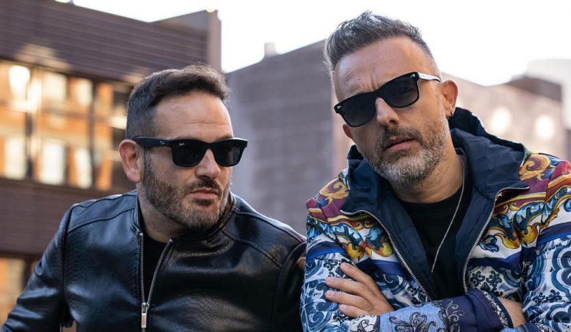 Cesare Rascel e Beppe Stanco con palazzi sullo sfondo