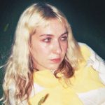 Han sdraiata sul prato