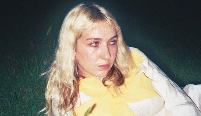 Han sdraiata sul prato