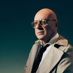 Mario Biondi con sfondo azzurro