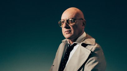 Mario Biondi con sfondo azzurro