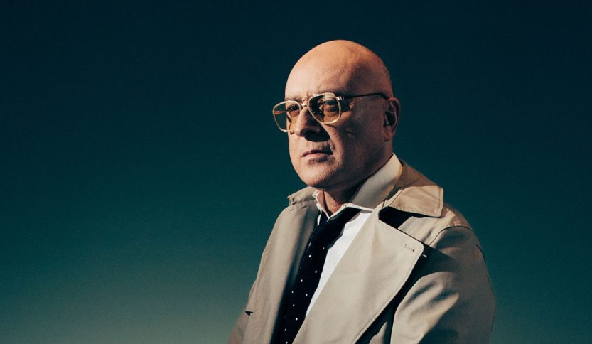 Mario Biondi con sfondo azzurro