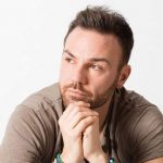 Renato Novara su sfondo grigio