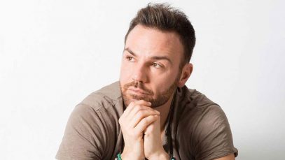 Renato Novara su sfondo grigio