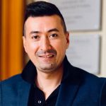 Marian Bornaz con dietro alcuni attestati