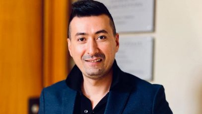 Marian Bornaz con dietro alcuni attestati