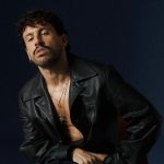 Aiello con sfondo blu