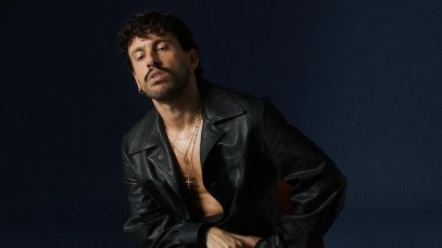 Aiello con sfondo blu