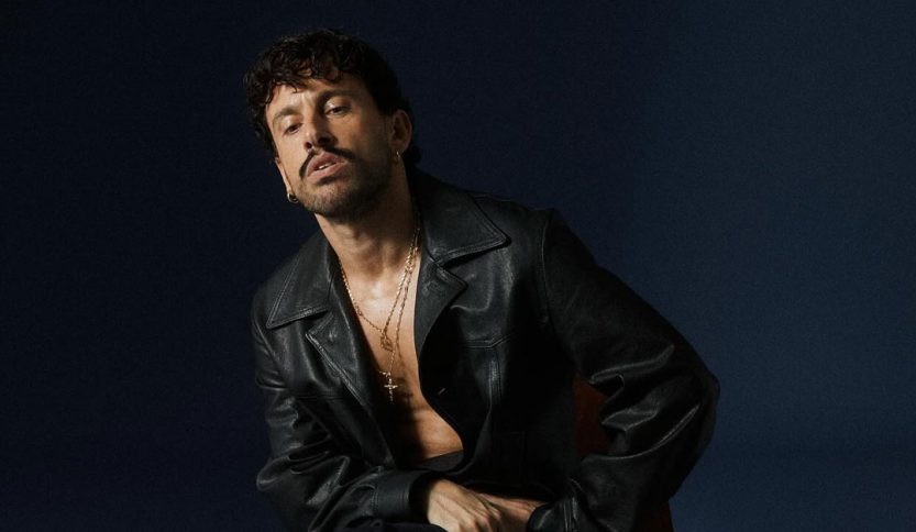 Aiello con sfondo blu