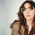 Anna Castiglia con sfondo azzurro