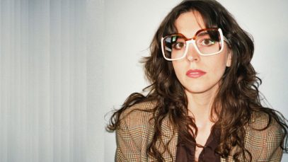 Anna Castiglia con sfondo azzurro