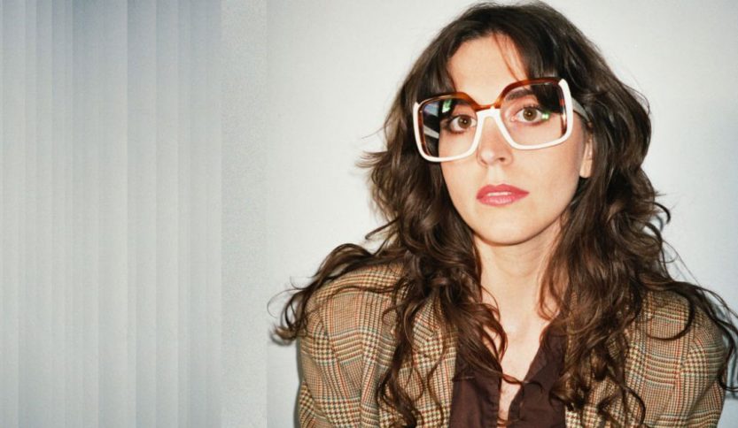 Anna Castiglia con sfondo azzurro