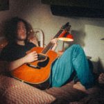 Caponetti su un letto con chitarra