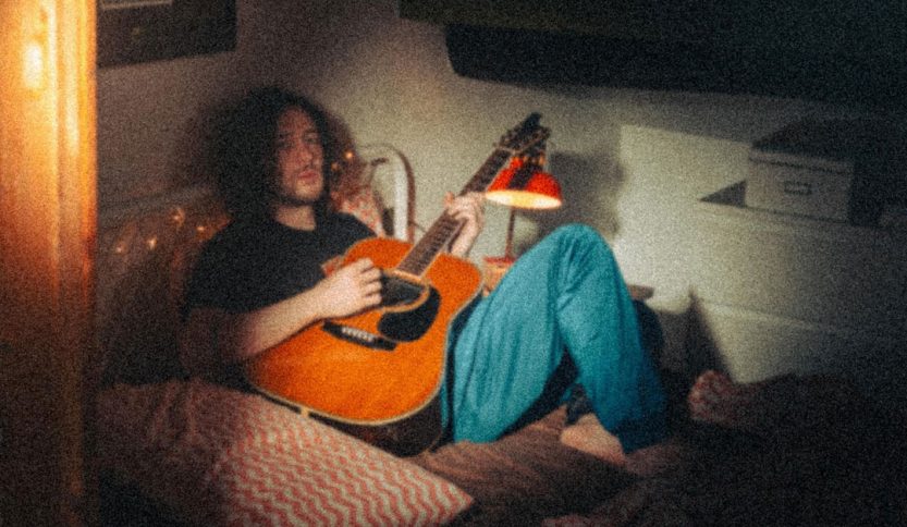 Caponetti su un letto con chitarra