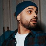 Cicco Sanchez contro un muro di lamiera