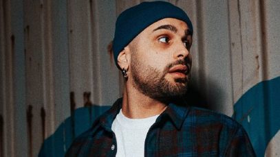 Cicco Sanchez contro un muro di lamiera