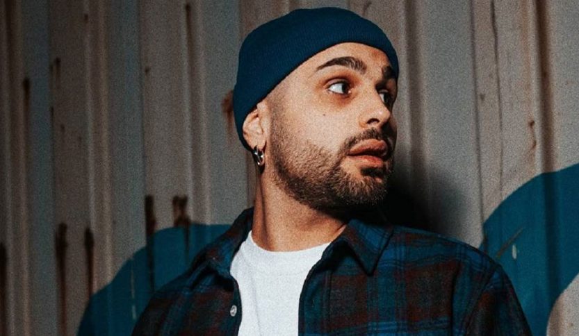 Cicco Sanchez contro un muro di lamiera