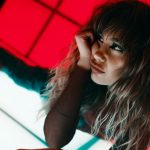 Enula con sfondo bianco e rosso