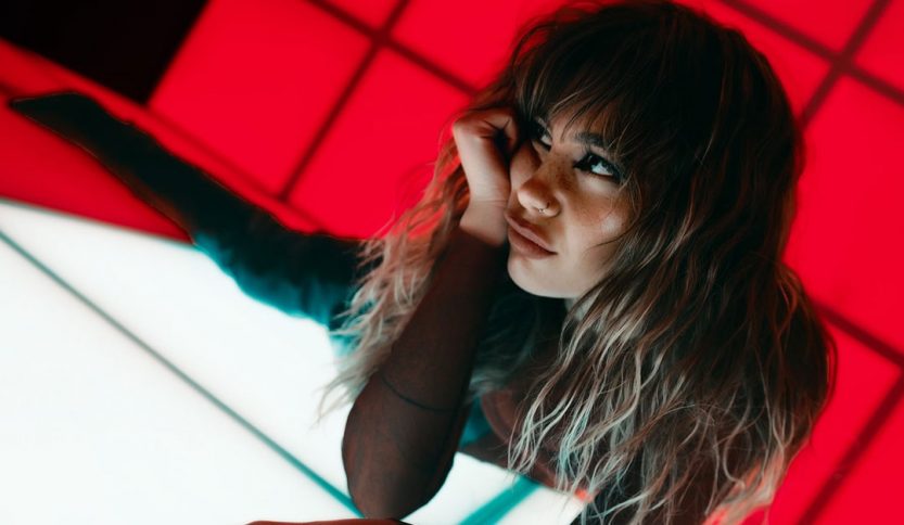 Enula con sfondo bianco e rosso