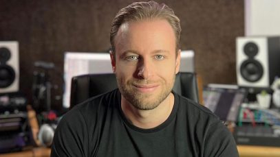 Immanuel Casto in uno studio di registrazione