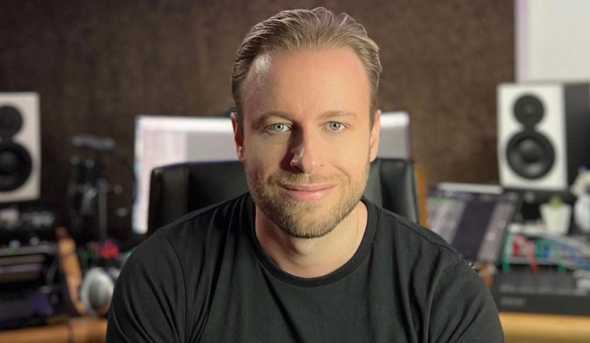 Immanuel Casto in uno studio di registrazione