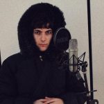 L¥UK davanti a un microfono