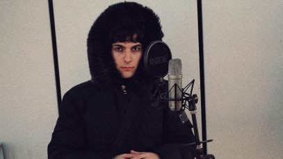 L¥UK davanti a un microfono