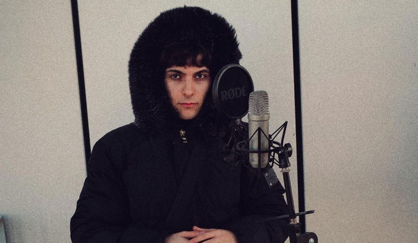 L¥UK davanti a un microfono