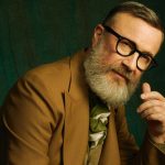 Marco Masini con sfondo verde