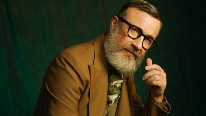 Marco Masini con sfondo verde