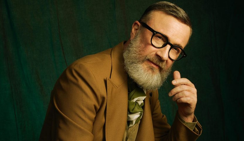 Marco Masini con sfondo verde