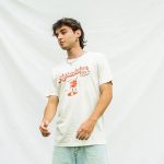 Matsby con un telo bianco alle spalle