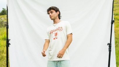 Matsby con un telo bianco alle spalle