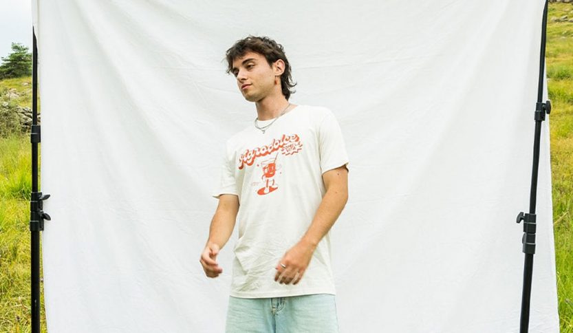 Matsby con un telo bianco alle spalle