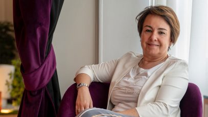 Foto di Lucia Fracassi con dietro delle tende