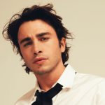 Riki con sfondo color crema