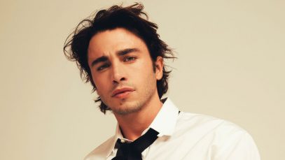 Riki con sfondo color crema