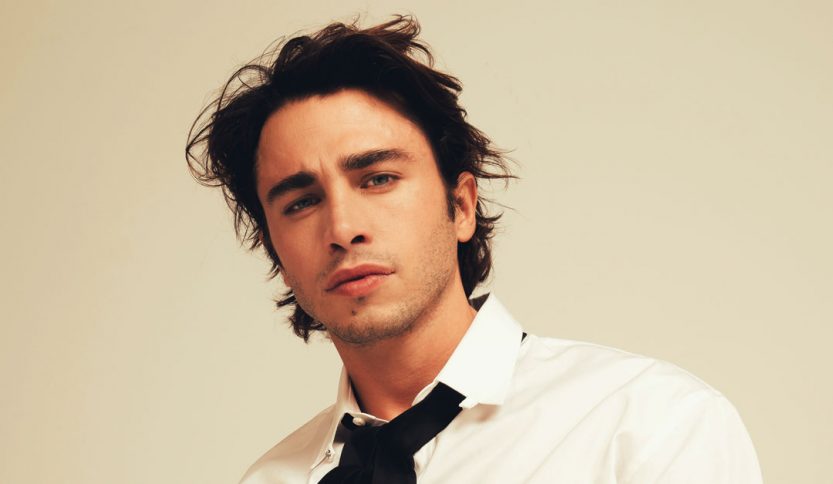 Riki con sfondo color crema