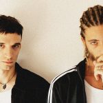 Santi Francesi con sfondo chiaro