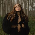 Sarah Toscano nei boschi