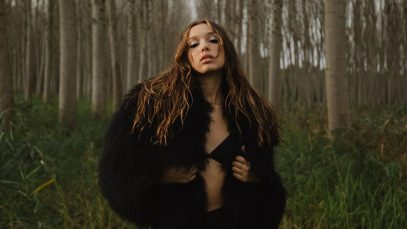 Sarah Toscano nei boschi