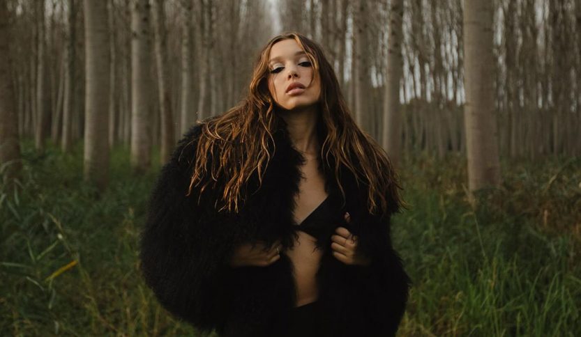 Sarah Toscano nei boschi