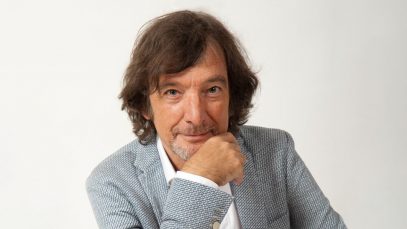 claudio cecchetto in posa su fondo grigio