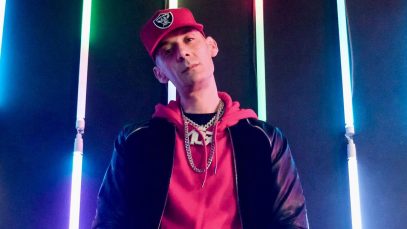 Grido con sfondo blu e luci